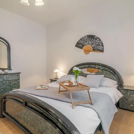 Kate's Family Place * زادار